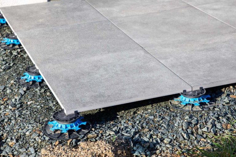 Carrelage extérieur : comment garantir une pose résistante au gel ?