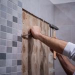 Comment bien préparer un mur avant de poser du carrelage ?