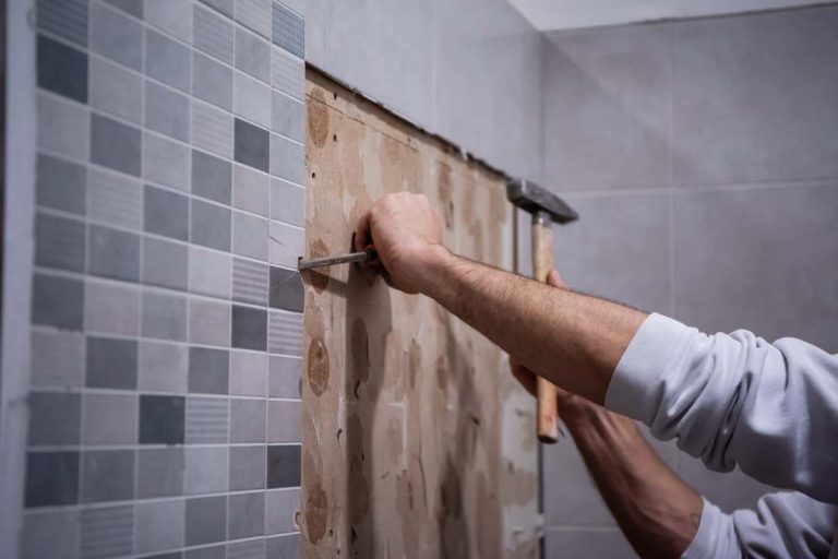 Comment bien préparer un mur avant de poser du carrelage ?