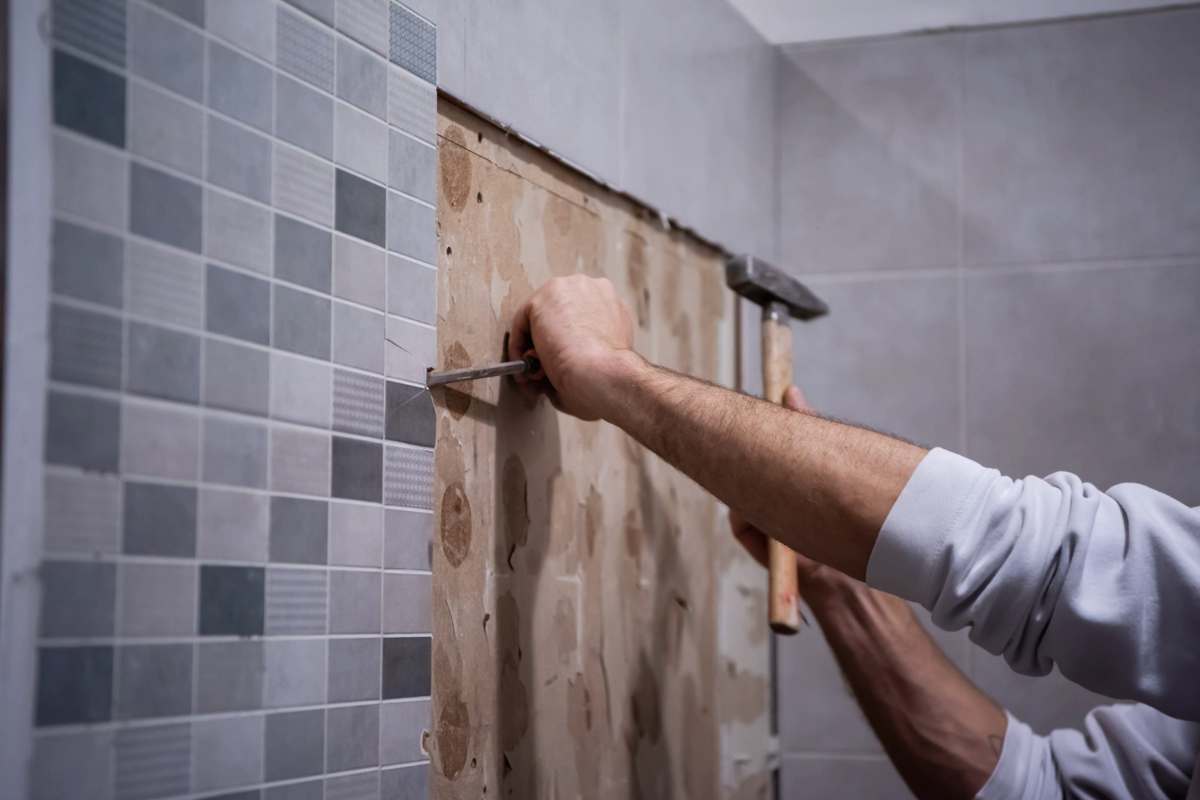 Comment bien préparer un mur avant de poser du carrelage ?