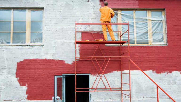 Comment bien protéger sa façade contre les intempéries