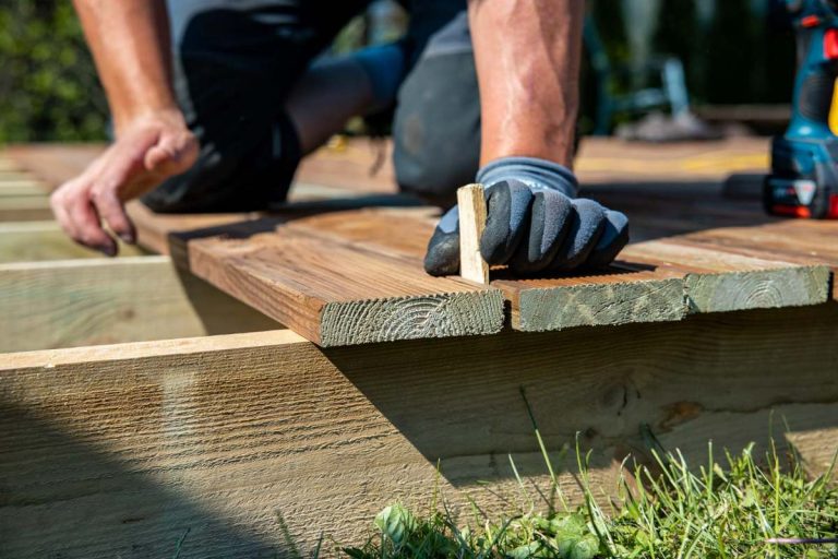 Terrasse en bois ou en pierre : quel matériau privilégier ?