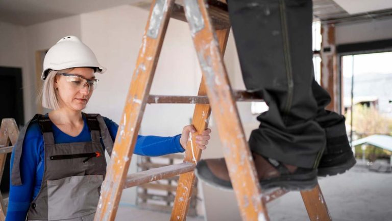 Un couple de squatteurs rénove une maison abandonnée et relance le débat sur le logement