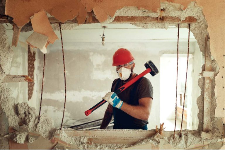 Un propriétaire excédé détruit son logement pour expulser des squatteurs