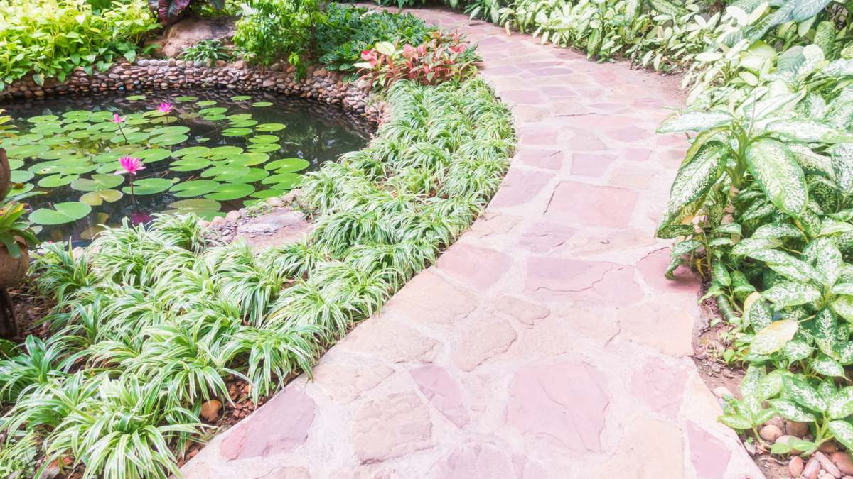 Quels sont les meilleurs matériaux pour créer une allée de jardin à la fois esthétique et durable ?