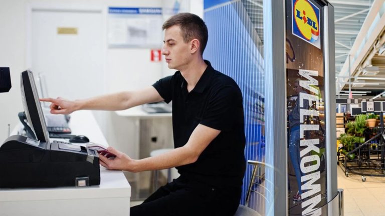 Je suis caissier chez Lidl depuis 3 ans : voici mon salaire mensuel en 2025