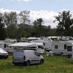 Gens du voyage : une centaine de caravanes occupent le stade, le maire s'interpose "en se mettant devant eux pour empêcher le passage"