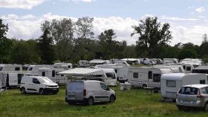 Gens du voyage : une centaine de caravanes occupent le stade, le maire s'interpose "en se mettant devant eux pour empêcher le passage"