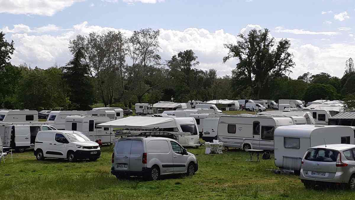Gens du voyage : une centaine de caravanes occupent le stade, le maire s'interpose "en se mettant devant eux pour empêcher le passage"
